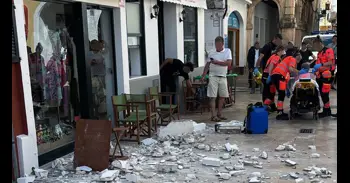 Tres heridas tras un desprendimiento de una cornisa en la plaza Nova de Ciutadella