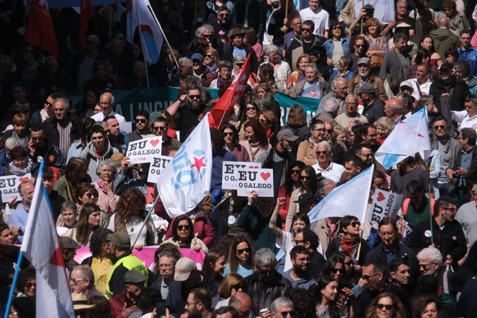 Decenas de personas durante una manifestación a favor del Día das Letras Galegas