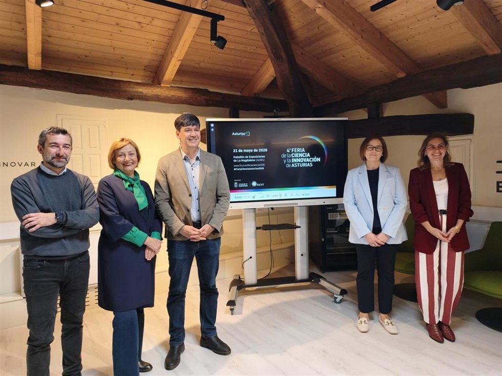 El concejal de Promoción Económica de Avilés, Manuel Campa; la alcaldesa de Avilés, Mariví Monteserín; el consejero de Ciencia, Borja Sánchez; la directora de Ficyt, Mercedes Díaz y Cristina Fanjul, directora del Centro Europeo de Empresas.