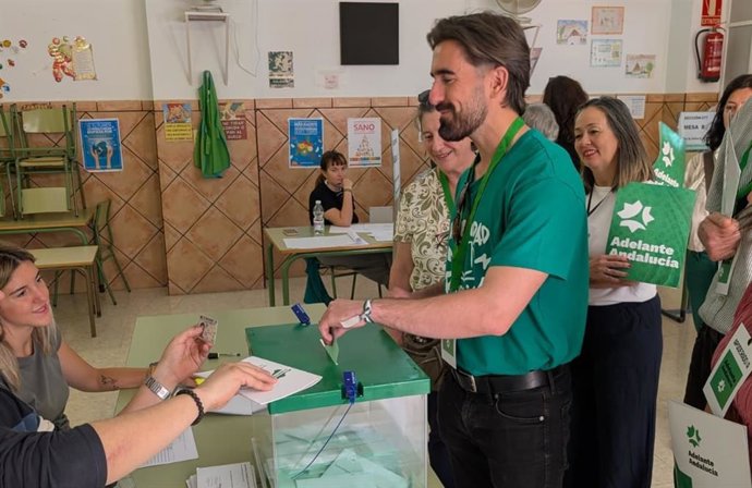 Luis Rodrigo (Adelante Andalucía) ejerce su derecho al voto en Málaga