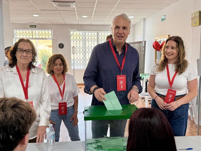 El secretario general del PSOE de Cádiz, Juan Carlos Ruiz Boix, ejerce su derecho al voto.