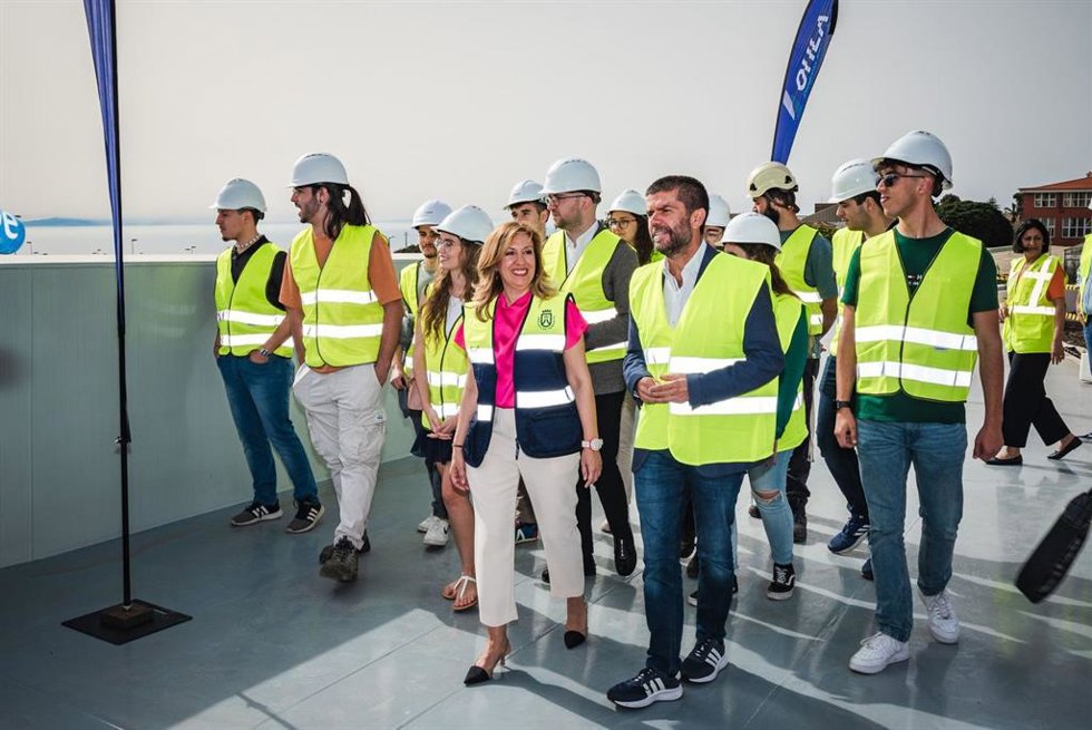 Archivo - La presidenta del Cabildo de Tenerife, Rosa Dávila, junto al rector de la ULL, Francisco García, en uan visita la colocación de la pasarela del Padre Anchieta