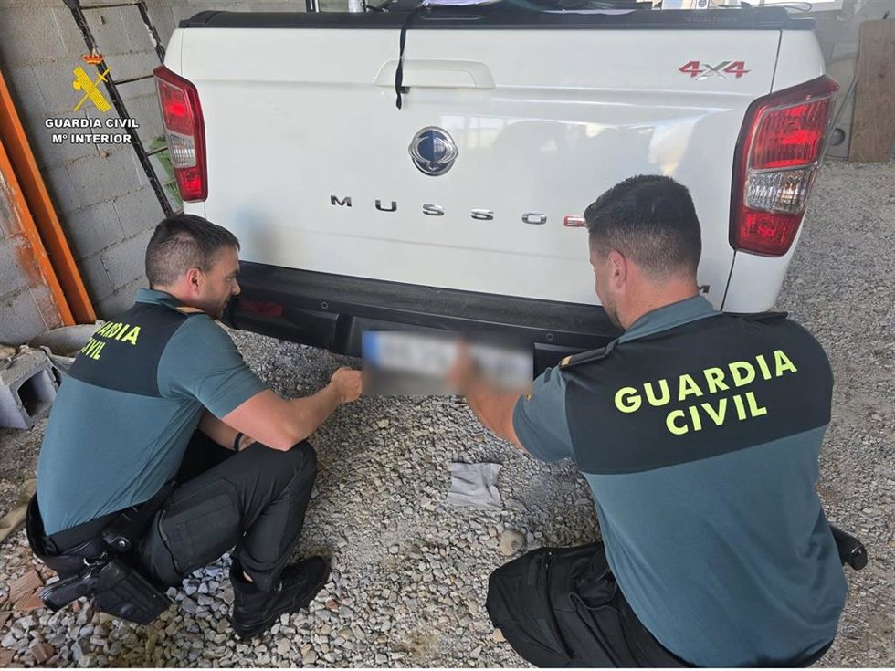 La Guardia Civil de Granada ha detenido a un hombre de 58 años como presunto autor de los delitos de robo de vehículo, falsificación de documento público y pertenencia a grupo criminal, y ha recuperado dos vehículos sustraidos en Valencia y Tarrasa.