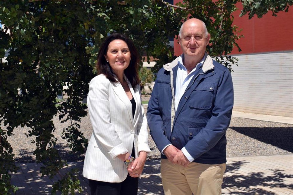 Archivo - La presidenta de la AECC en Almería, Magdalena Cantero, y el profesor de la UAL y vicerrector de Sostenibilidad, Salud y Deportes, Gabriel Aguilera.