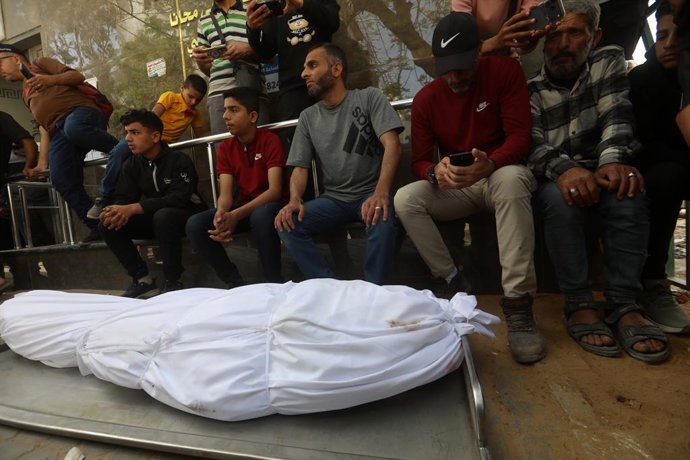 17 de maio de 2026, Cidade de Gaza, Faixa de Gaza, Território Palestino: Palestinos se despedem dos corpos de três pessoas mortas em dois ataques israelenses distintos ocorridos na noite anterior no Hospital al-Shifa, na Cidade de Gaza, em 17 de maio de 2