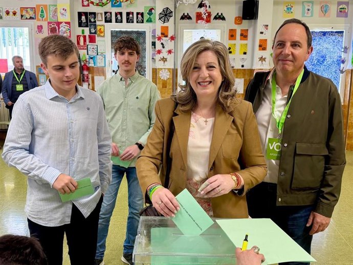 La candidata número uno de Vox por la provincia de Granada a las elecciones autonómicas andaluzas, Beatriz Sánchez Agustino, ha destacado este domingo tras ejercer su derecho al voto que "elegir el futuro de uno es para estar muy feliz".