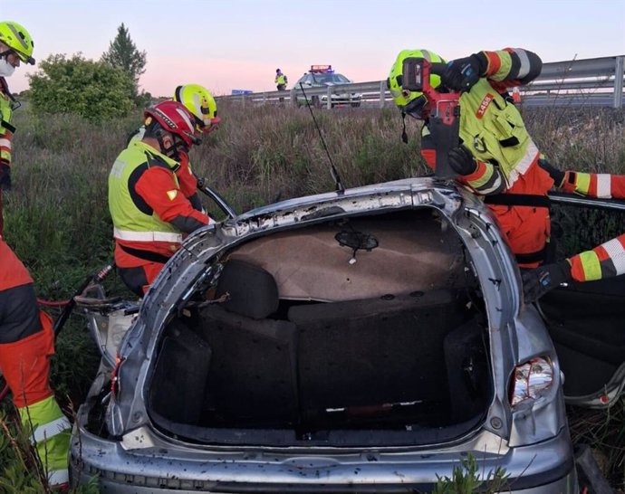 Imagen de la intervención de efectivos del Consorcio Provincial de Bomberos de València en el accidente registrado en la A-3 a su paso por Caudete de las Fuentes (Valencia).