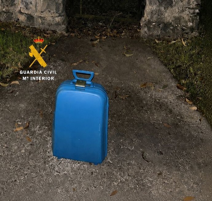 Imagen de la maleta abandonada.
