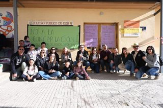 Alegría Junto A Los Representantes Del AMPA Del CRA Tastavins, Alumnos Y Cargos Orgánicos Del PSOE Teruel.