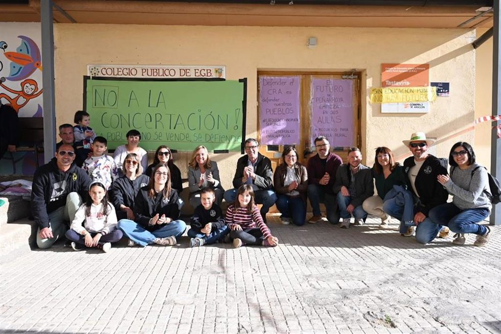 Alegría Junto A Los Representantes Del AMPA Del CRA Tastavins, Alumnos Y Cargos Orgánicos Del PSOE Teruel.