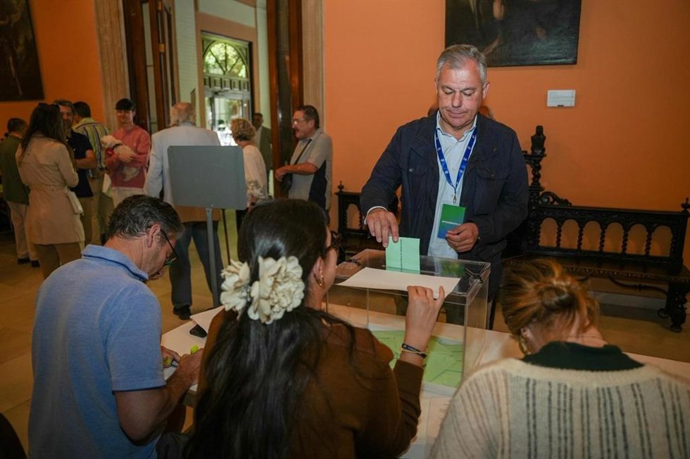 El alcalde de Sevilla, José Luis Sanz, ejerciendo su derecho al voto.