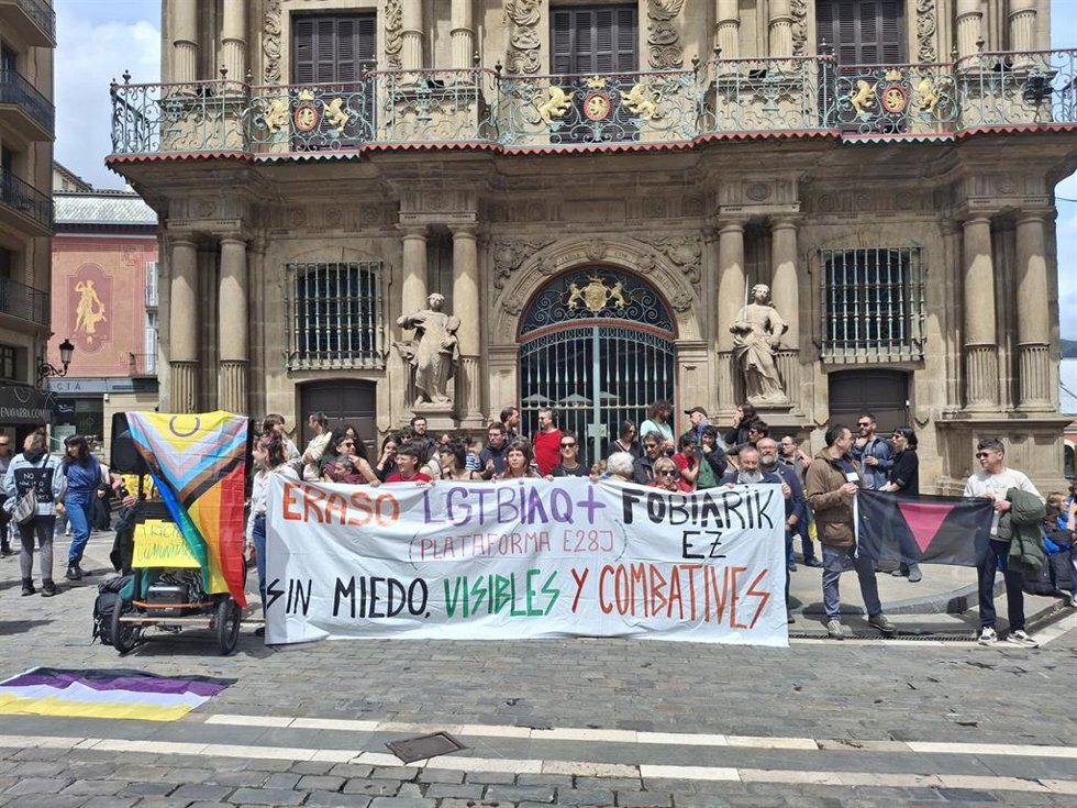 Concentración en Pamplona con motivo del Día Internacional contra la LGTBIfobia.