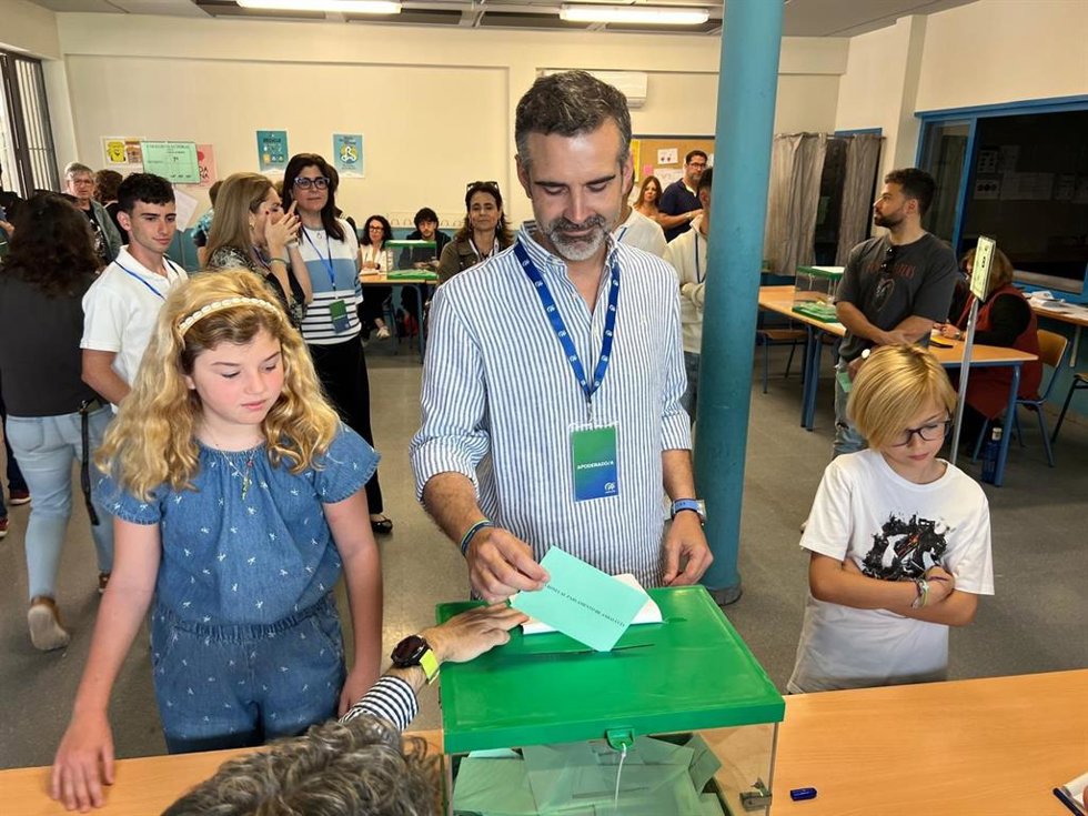El presidente del PP Almería, Ramón Fernández-Pacheco, ejerce su derecho al voto.