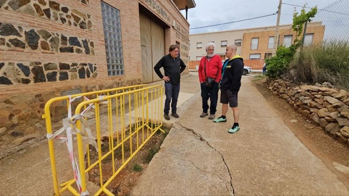 El portavoz de Aragón Teruel Existe Tomás Guitarte, junto a Manolo Gimeno y José Carlos Pardos junto a una de las zonas dañanas por el caso constante de vehículos pesados por las calles de Encinacorba con motivo de las obras de la línea férrea.