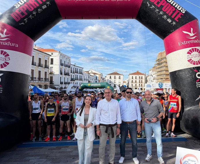 Representantes del Ayuntamiento de Cáceres en el inicio de la XIX Media Maratón, a 16 de mayo de 2026.