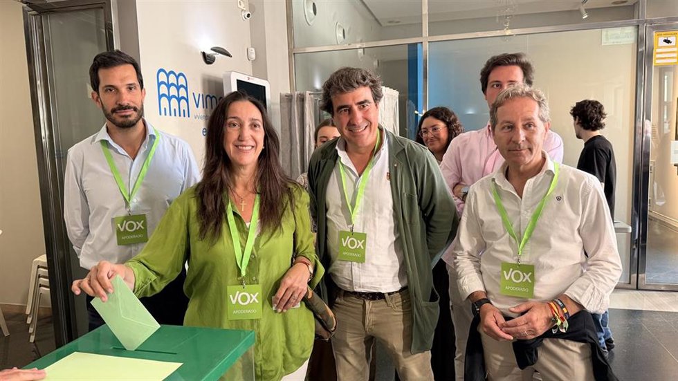 La candidata de Vox por Córdoba al Parlamento andaluz, Paula Badanelli, ejerciendo su derecho al voto.