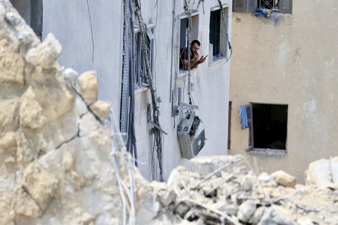 TIRO, 17 de maio de 2026  -- Esta foto tirada em 16 de maio de 2026 mostra edifícios destruídos por ataques aéreos israelenses em Tiro, no Líbano. O Centro de Operações de Emergência de Saúde Pública do Líbano informou que o número acumulado de vítimas do