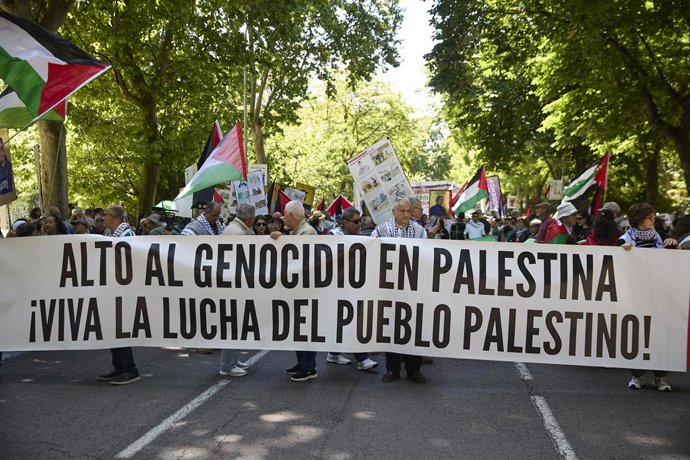 Manifestantes exibem uma faixa com o slogan “Fim ao genocídio na Palestina! Viva a luta do povo palestino!” durante uma manifestação em apoio à Palestina, em 17 de maio de 2026, em Madri (Espanha). A manifestação foi organizada pela Rede Solidária Contra 