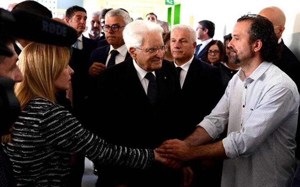 La primera ministra de Italia, Giorgia Meloni y el presidente de Italia, Sergio Matarella (en el centro de la imagen) saludan al civil Luca Signorelli