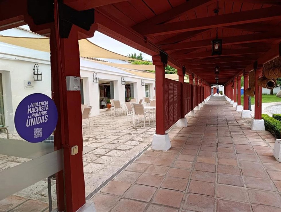 Parador de Manazanares con la nueva señalización de Puntos Violeta.