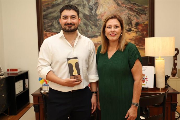 La presidenta del Parlamento, Astrid Pérez, recibe al neurocirujano palmero Jesús Martín-Fernández