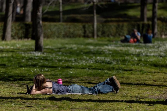 Archivo - Una persona tumbada al sol, a 17 de marzo de 2026, en Madrid (España). La primavera de 2026 --es decir, los meses de marzo, abril y mayo-- probablemente sea más cálida de lo normal en España.