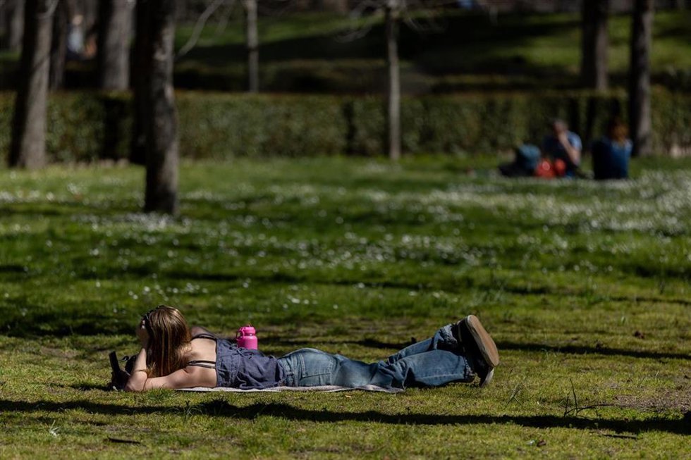 Archivo - Una persona tumbada al sol, a 17 de marzo de 2026, en Madrid (España). La primavera de 2026 --es decir, los meses de marzo, abril y mayo-- probablemente sea más cálida de lo normal en España.