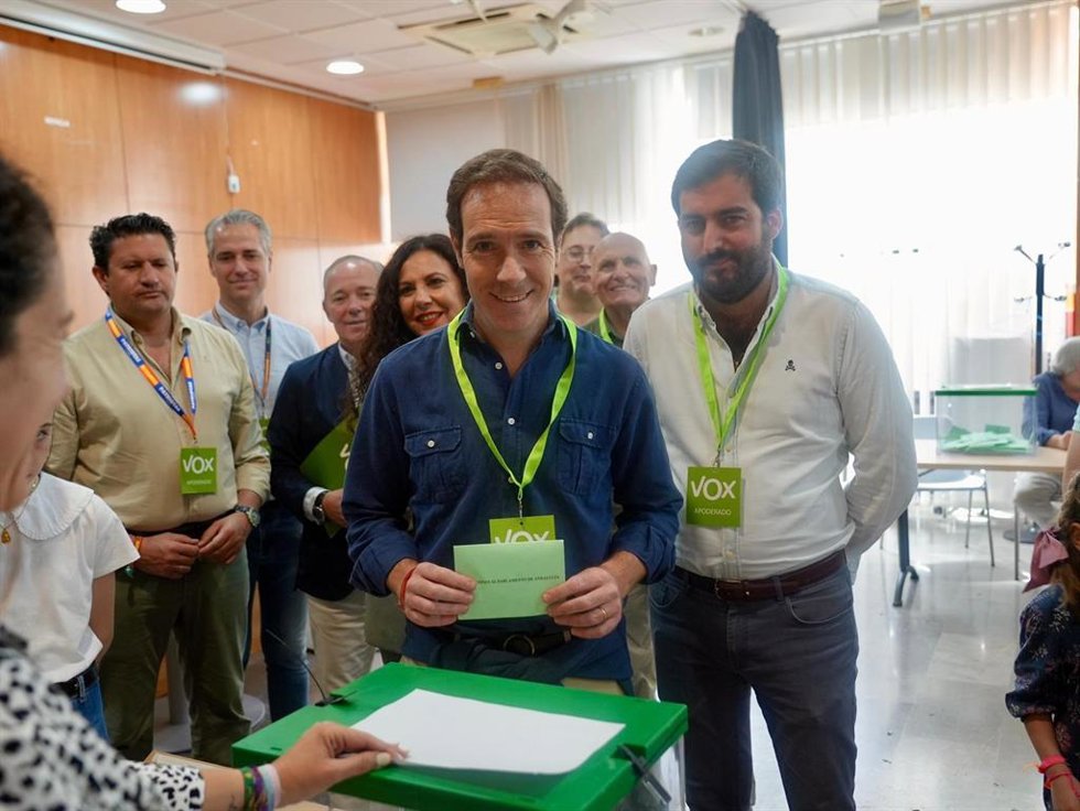 Imagen de la cabeza de lista de Vox por Sevilla, Javier Cortés, al ejercer su derecho al voto.