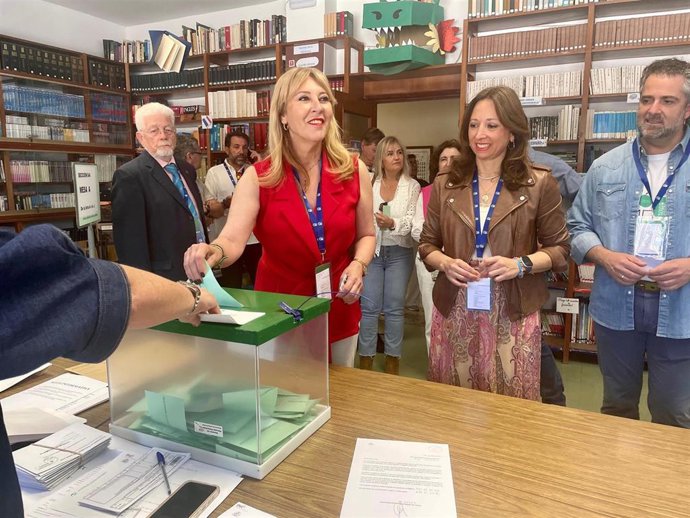 La candidata número dos del PP a las elecciones autonómicas por la provincia de Málaga , Carolina España, ha expresado su deseo de que en esta jornada haya una gran participación en la que ha calificado como la de "la fiesta de la democracia".