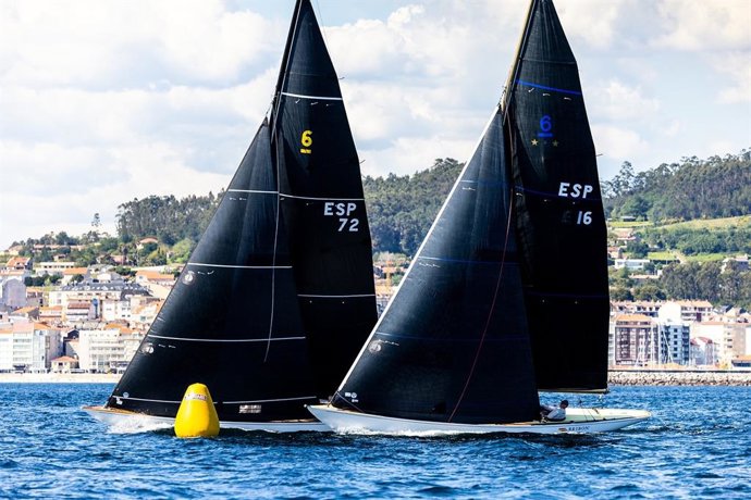 'Bribon', con el Rey Juan Carlos, y 'Moura' ganan la tercera serie del Trofeo Xacobeo en Sanxenxo
