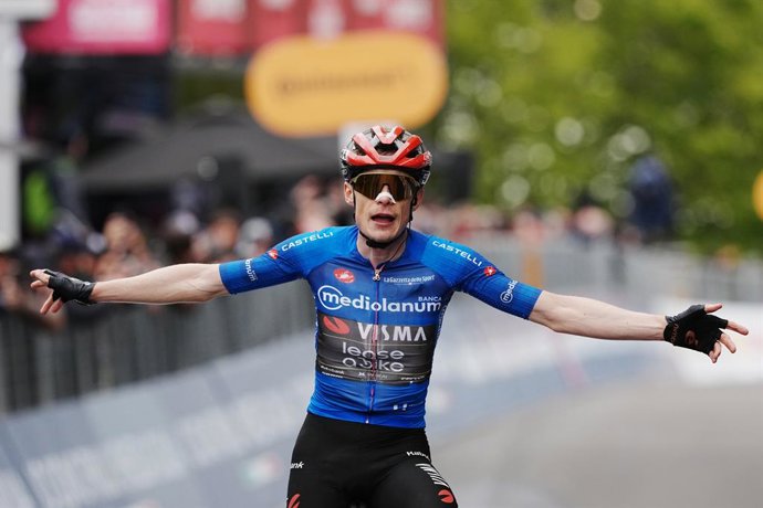 May 17, 2026, Corrno Alle Scale, Italia: Denmark's Jonas Vingegaard Hansen of Team Visma | Lease A Bike  (azure jersey) winner of the stage on the finish line.during Stage 9 of the Giro d'Italia from Cervia to Corrno alle Scale, Italy, Sunday May 17, 2026