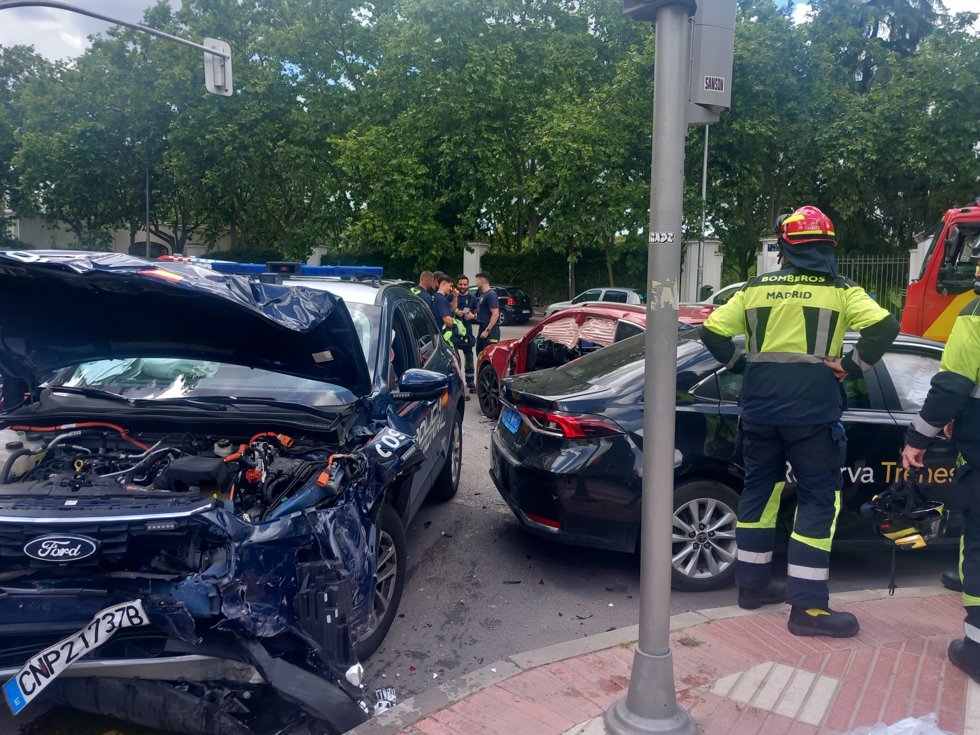 Ocho personas heridas en un aparatoso accidente en calle Alcalá entre un VTC, un turismo y un coche patrulla