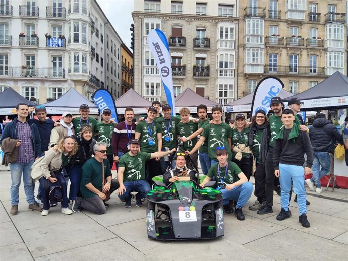 Alumnos del IES Galileo posan junto al proyecto premiado