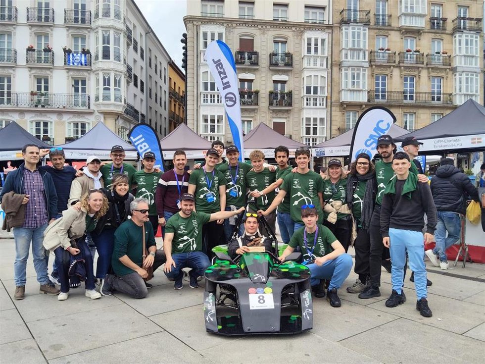 Alumnos del IES Galileo posan junto al proyecto premiado