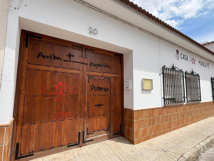 La sede del PSOE en Campo de Criptana con las pintadas aparecidas este domingo.
