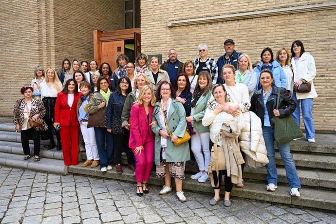 Alegría junto a empleadas de la dependencia  que acudieron esta semana al Parlamento aragonés a cuenta de la iniciativa socialista para avanzar en un convenio autonómico que mejore sus condiciones laborales.