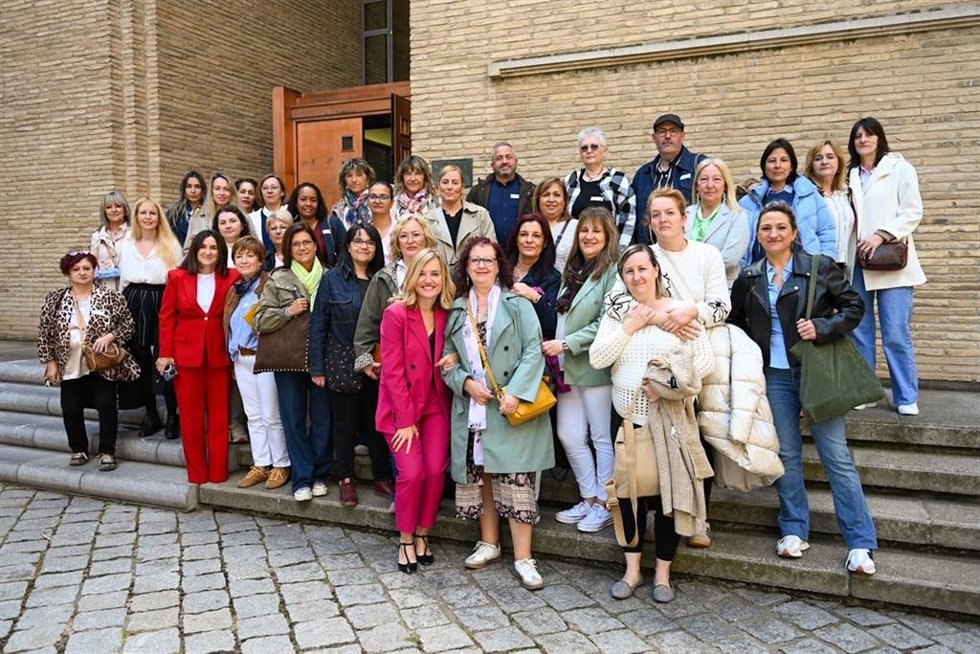 Alegría junto a empleadas de la dependencia  que acudieron esta semana al Parlamento aragonés a cuenta de la iniciativa socialista para avanzar en un convenio autonómico que mejore sus condiciones laborales.
