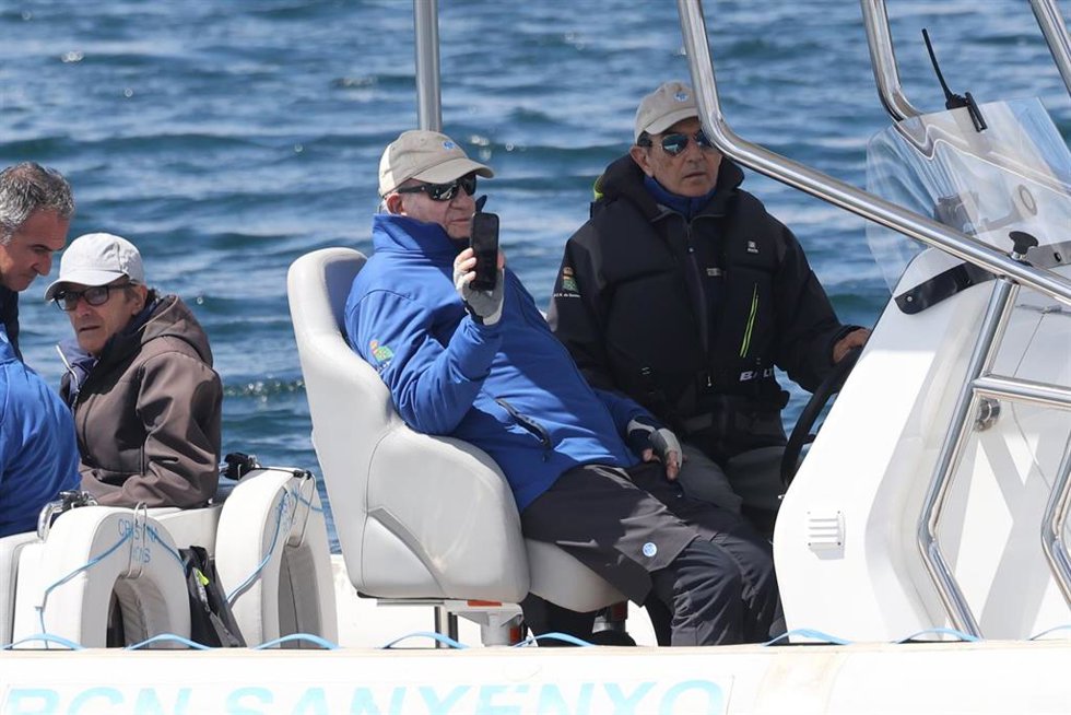 El rey Juan Carlos I y Pedro Campos embarcan en el puerto de Sanxenxo, a 15 de mayo de 2026, en Sanxenxo (Galicia, España).