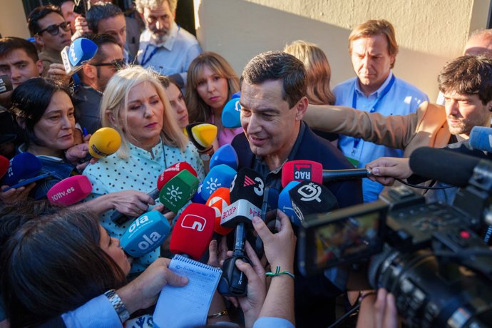 El candidato del PP andaluz a la reelección, Juanma Moreno, atiende a los medios a su llegada a la sede del PP en Sevilla para seguir los resultados electorales. A 17 de mayo de 2026 en Sevilla (Andalucía, España).