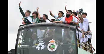 Miles de racinguistas acompañan al autobús descapotable en la celebración del ascenso a Primera del Racing