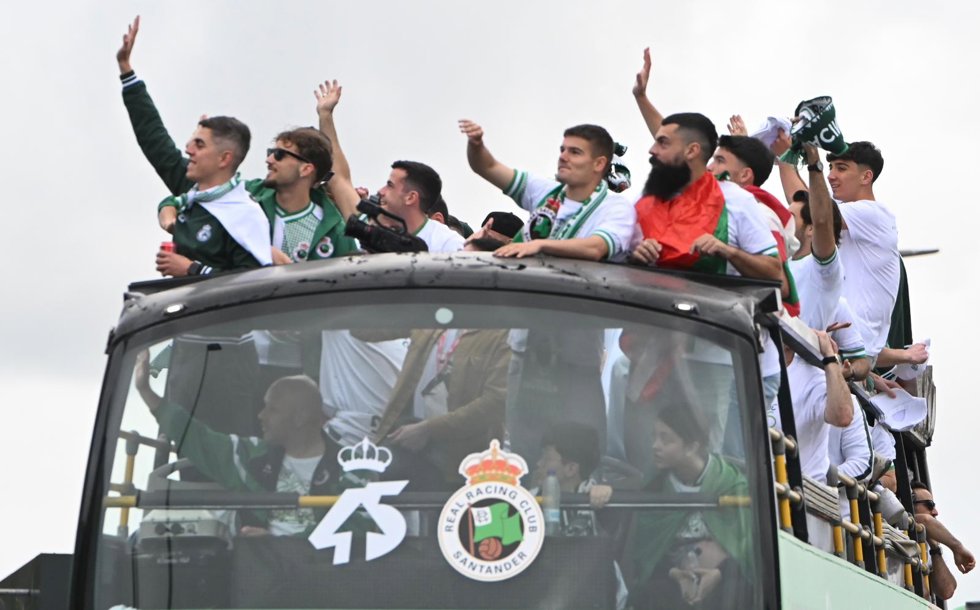 Miles de racinguistas acompañan al autobús descapotable en la celebración del ascenso a Primera del Racing
