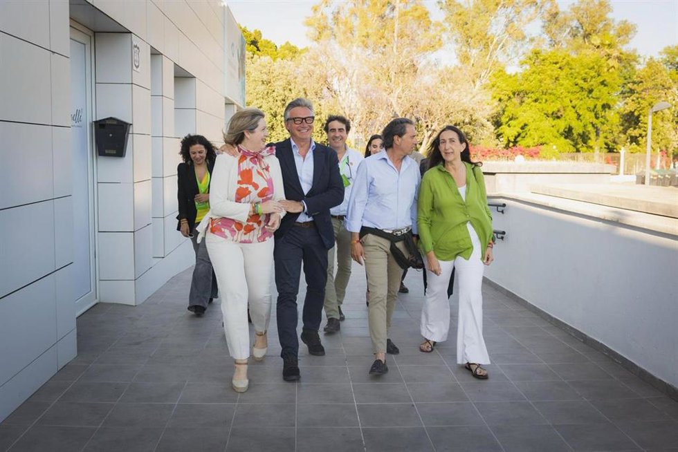 El candidato de Vox a la Presidencia de la Junta, Manuel Gavira, llegando al restaurante Muelle 21 de Sevilla para seguir la noche electoral del 17 de mayo.