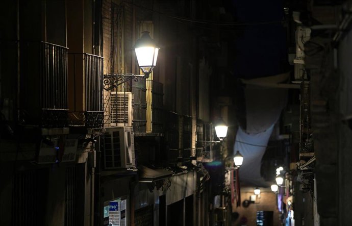 Iluminación urbana de la calle Tornerías de Toledo.