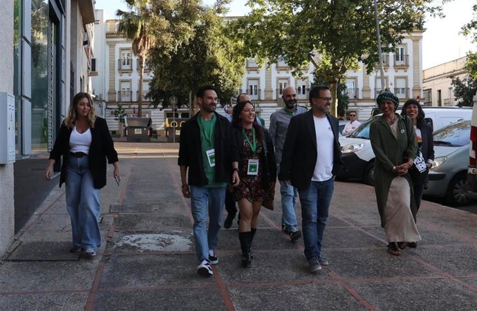 José Ignacio García, candidato de Adelante Andalucía, llegando a la sede donde seguirá los resultados acompañado de Teresa Rodríguez.
