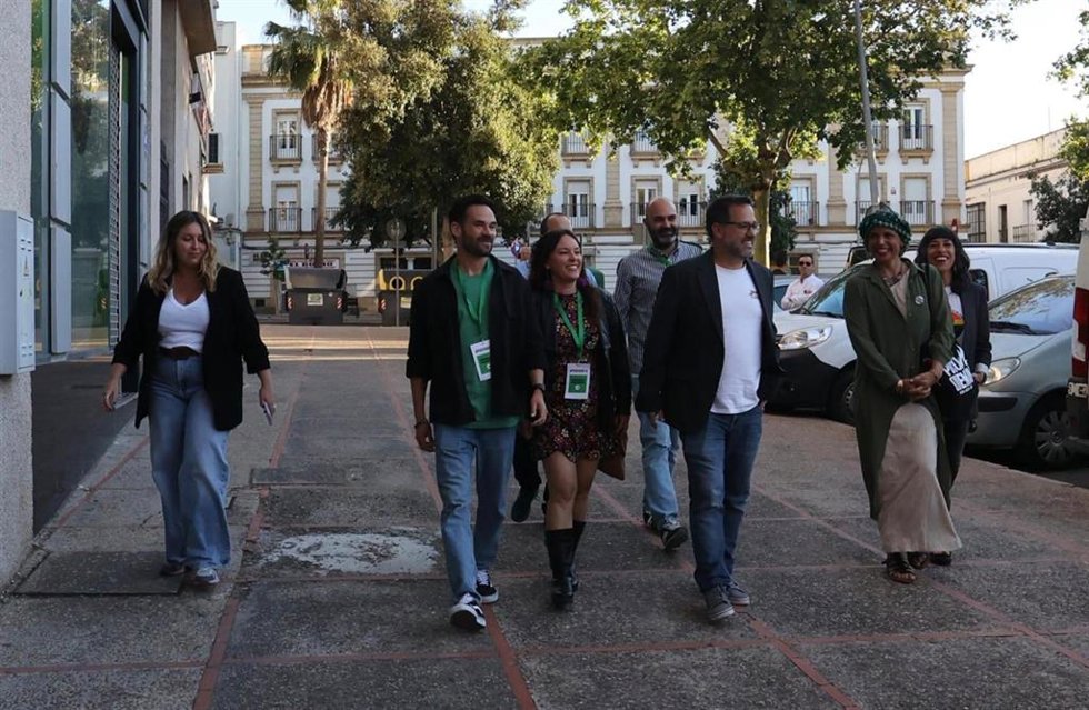 José Ignacio García, candidato de Adelante Andalucía, llegando a la sede donde seguirá los resultados acompañado de Teresa Rodríguez.