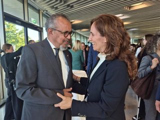 La ministra de Sanidad, Mónica García, junto al director general de la Organización Mundial de la Salud (OMS), Tedros Adhanom Ghebreyesus.