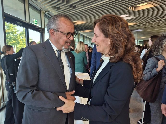 A ministra da Saúde, Mónica García, ao lado do diretor-geral da Organização Mundial da Saúde (OMS), Tedros Adhanom Ghebreyesus.