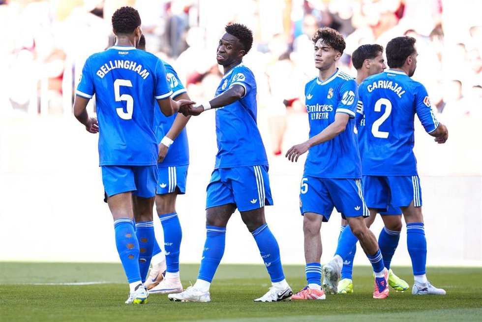 El brasileño Vinícius Júnior celebra un gol del Real Madrid CF en el partido de LaLiga EA Sports 2025-26 ante el Sevilla FC en el Ramón Sánchez-Pizjuán.