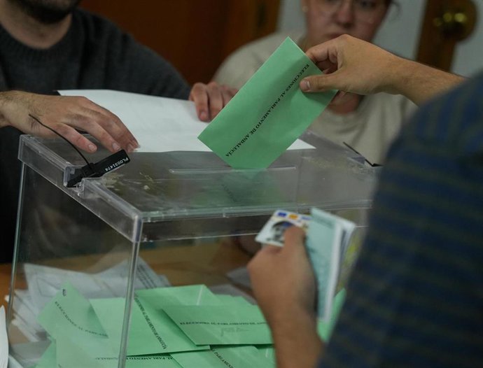 Imágenes de la jornada electoral en Andalucía como imagen de recurso.