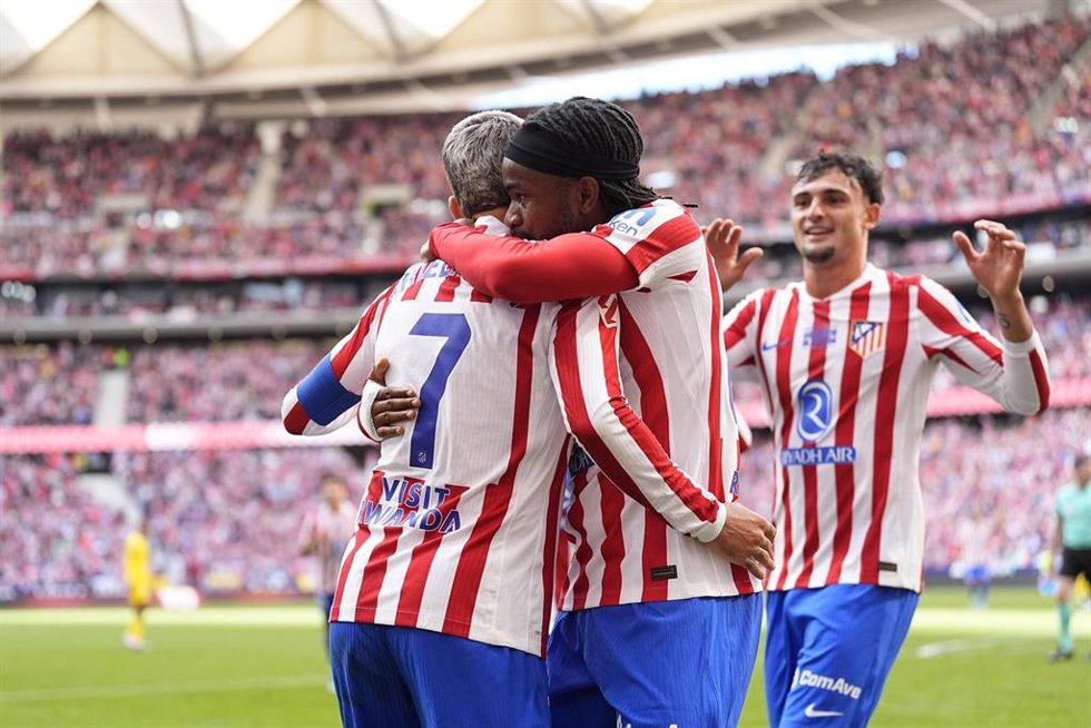El delantero del Atlético de Madrid Ademola Lookman celebra su gol con Antoine Griezmann.